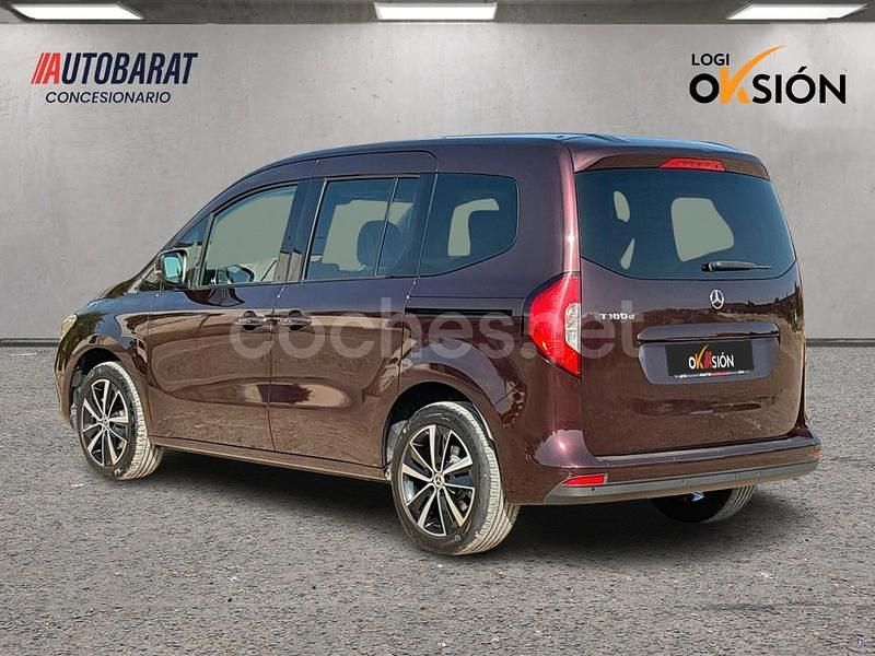 Usado Mercedes T180 116 CV (85 kW) 2023 Granate Monovolumen