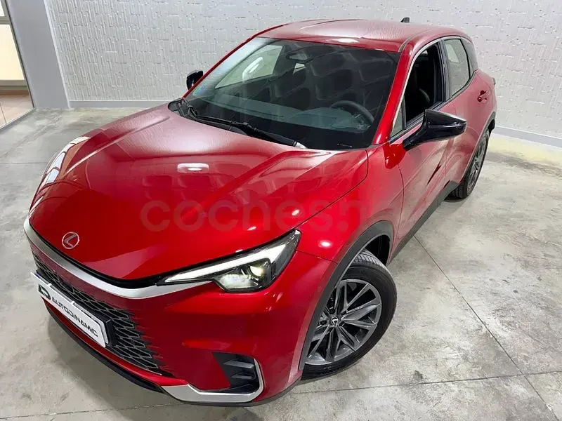 Usado Lexus LBX 136 CV (100 kW) 2025 Rojo SUV