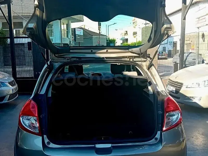 Usado Renault Clio II 75 CV (55 kW) 2010 Beige Berlina