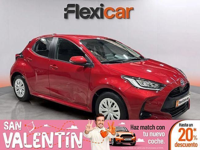 Usado Toyota Yaris Hybrid Active 116 CV (85 kW) 2023 Rojo
