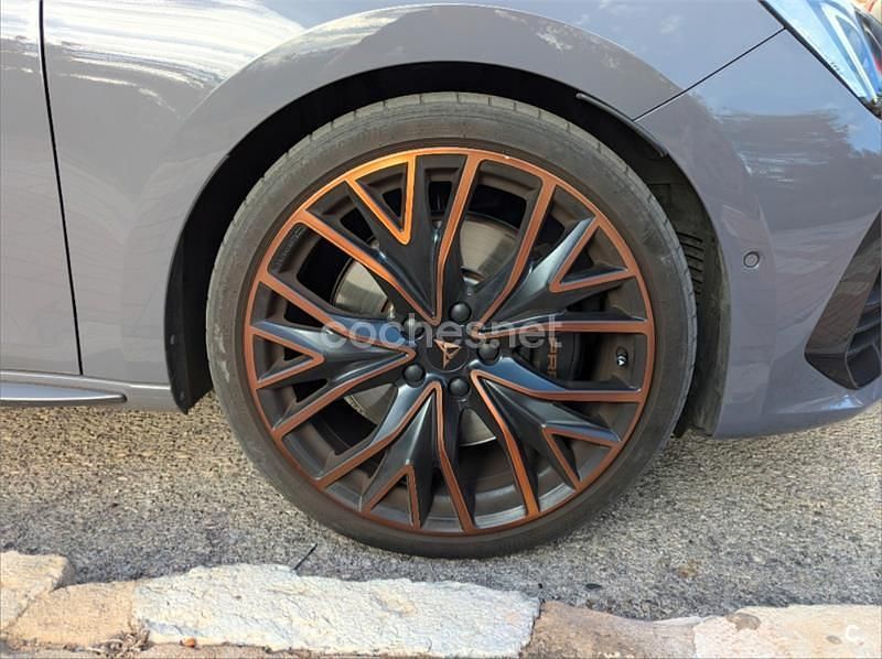 Usado Cupra Leon VZ 300 CV (220 kW) 2021 Gris / plata Berlina