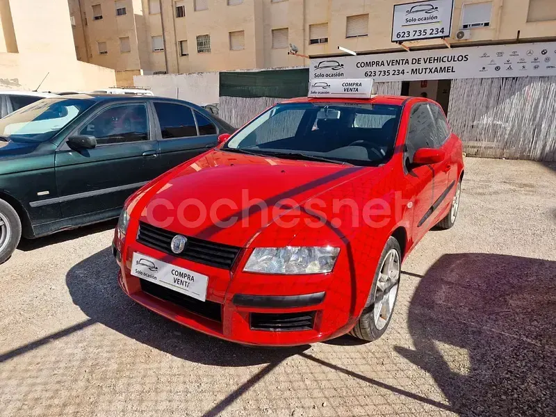 Usado Fiat Stilo Dynamic 103 CV (75 kW) 2005 Rojo Berlina