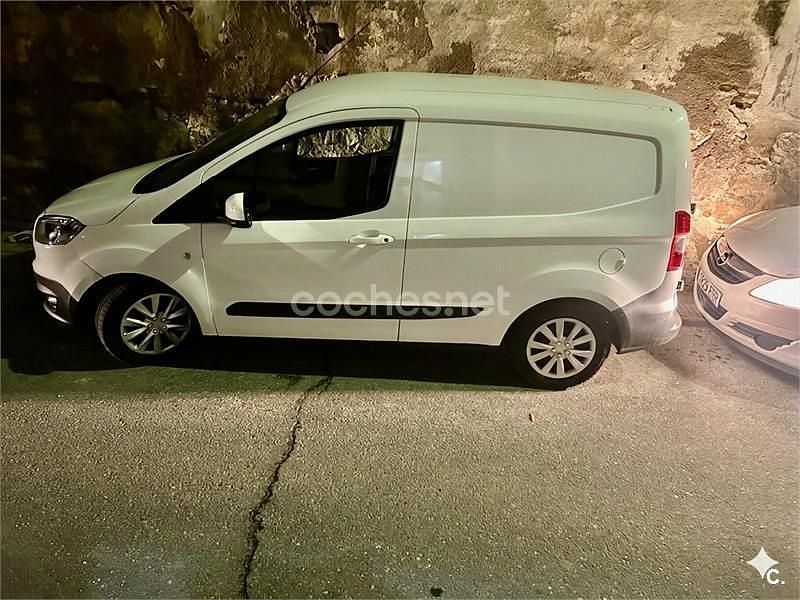 Usado Ford Tourneo Courier Trend 75 CV (55 kW) 2016 Blanco Monovolumen