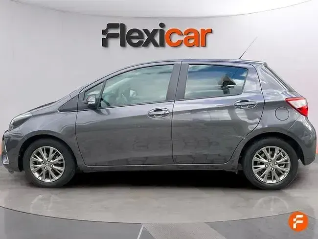 Usado Toyota Yaris Active 69 CV (50 kW) 2019 Gris Berlina