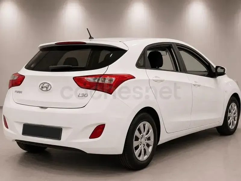 Usado Hyundai i30 100 CV (73 kW) 2016 Blanco Berlina