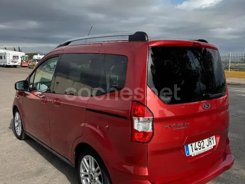 Usado Ford Tourneo Courier Titanium 100 CV (73 kW) 2016 Granate Monovolumen