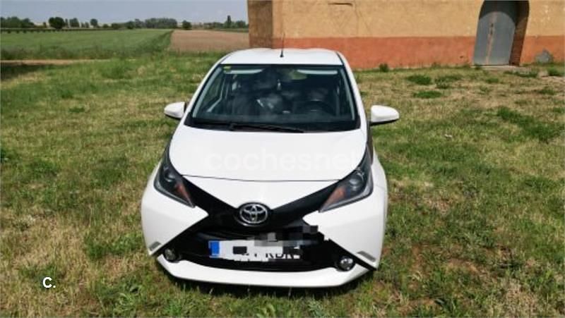 Usado Toyota Aygo X-play 69 CV (50 kW) 2017 Blanco Utilitario