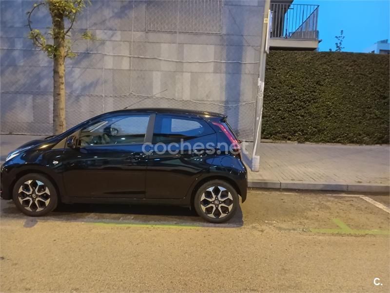 Negro Usado 2020 Toyota Aygo X-play Utilitario | 11.100 € (Precio justo) - Imagen 1/4
