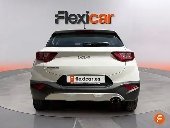 Usado Kia Stonic 84 CV (61 kW) 2022 Blanco SUV