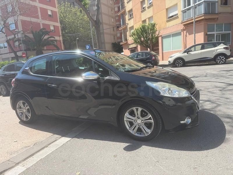 Usado Peugeot 208 Active 95 CV (69 kW) 2012 Gris / plata Utilitario