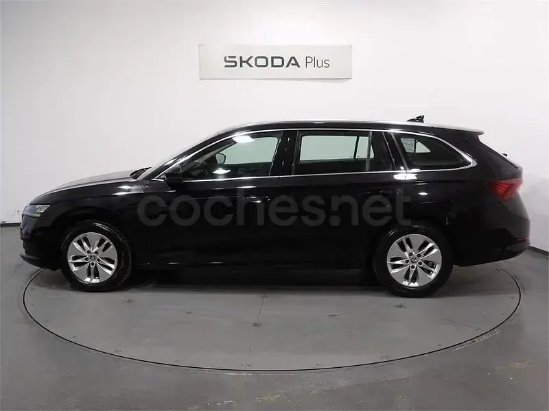 Usado Skoda Octavia Ambition 115 CV (84 kW) 2023 Negro Berlina