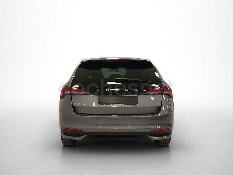 Usado Skoda Scala Selection 115 CV (84 kW) 2024 Gris / plata Utilitario