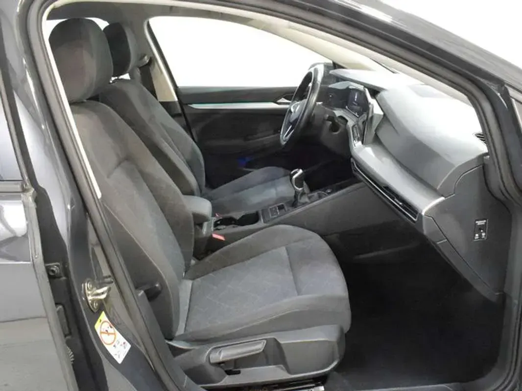 Usado VW Golf VIII Life 116 CV (85 kW) 2023 Gris Familiar