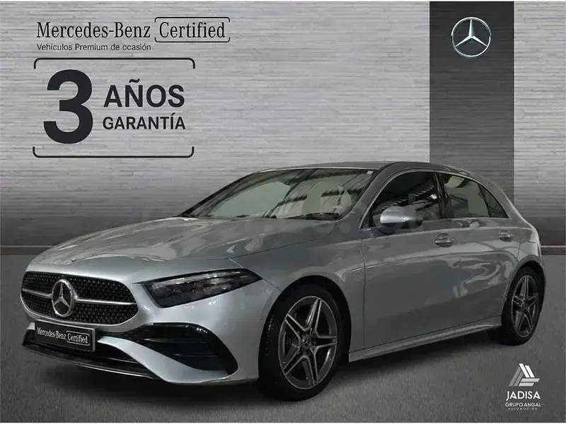 Usado Mercedes A180 136 CV (100 kW) 2025 Gris / plata Berlina