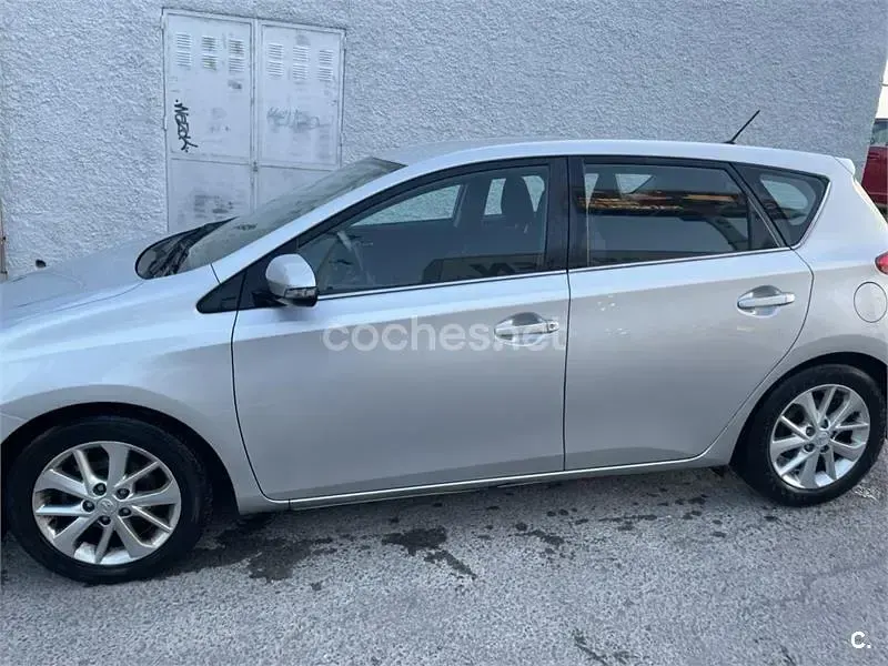 Usado Toyota Auris Active 90 CV (66 kW) 2014 Gris / plata Berlina
