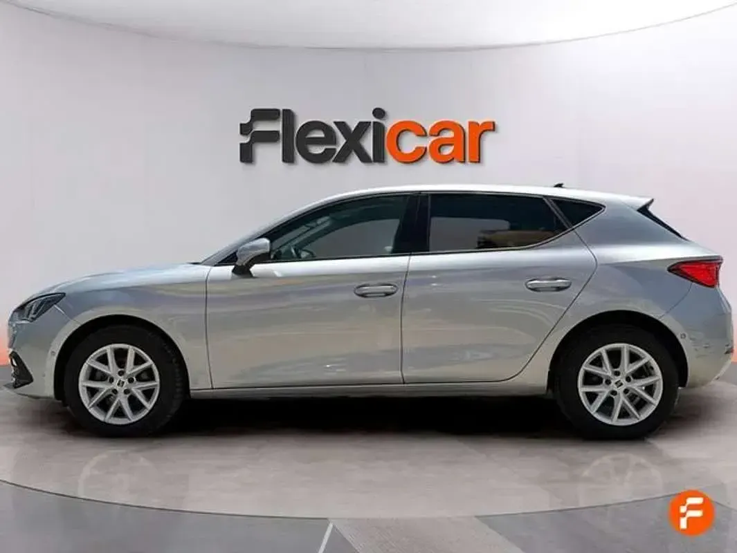 Usado Seat Leon Style 131 CV (96 kW) 2023 Gris Utilitario
