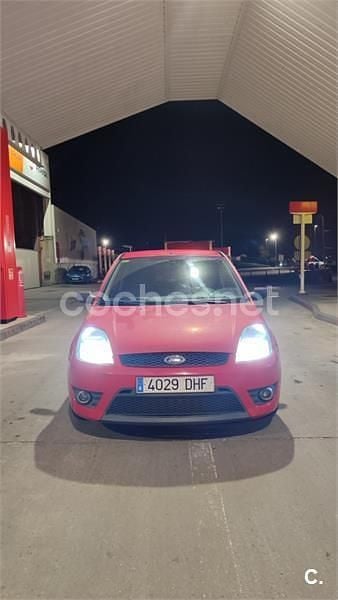 Usado Ford Fiesta Sport 90 CV (66 kW) 2005 Rojo Utilitario