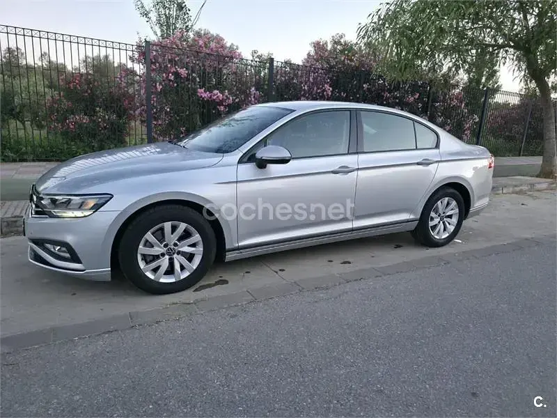 Usado VW Passat Business 150 CV (110 kW) 2021 Blanco Berlina