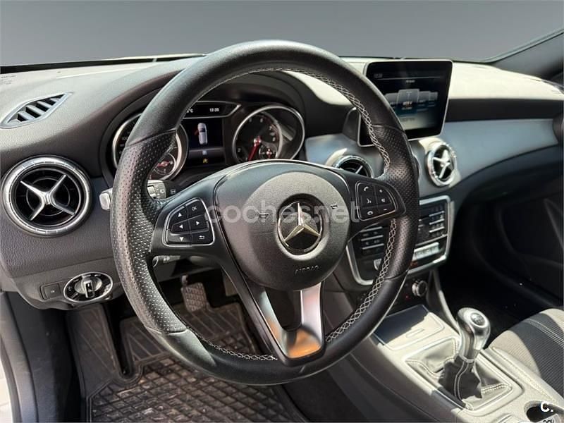 Usado Mercedes CLA180 Shooting Brake 122 CV (89 kW) 2017 Blanco Familiar