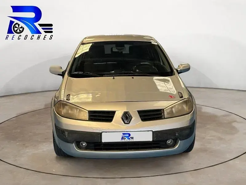 Usado Renault Mégane Authentique 80 CV (58 kW) 2005 Gris / plata Berlina