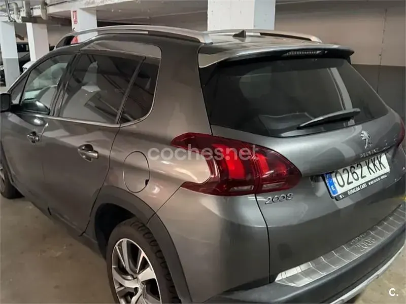 Usado Peugeot 2008 Allure 120 CV (88 kW) 2018 Gris / plata SUV