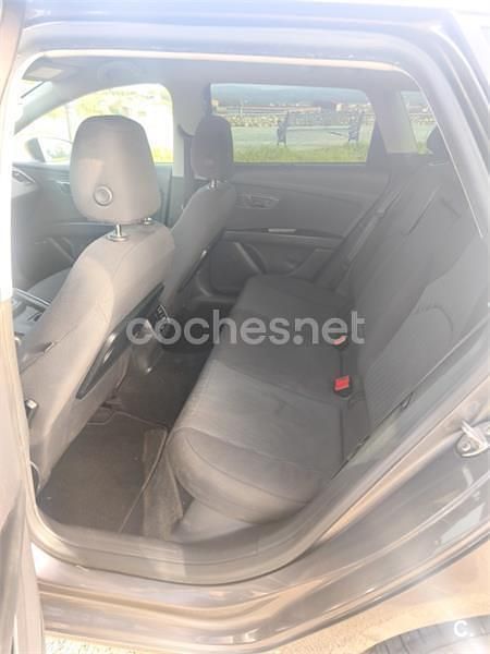 Usado Seat Leon ST Reference 105 CV (77 kW) 2014 Gris / plata Familiar