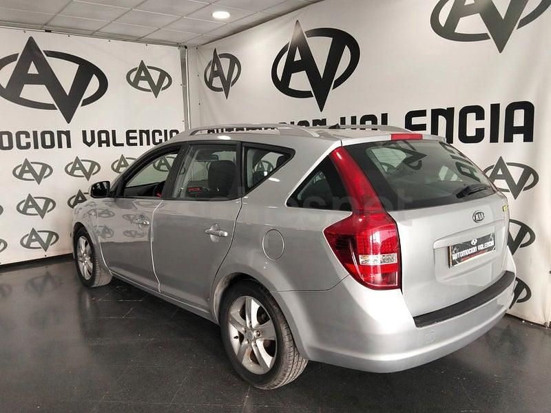 Usado Kia Ceed Active 128 CV (94 kW) 2011 Gris / plata Utilitario