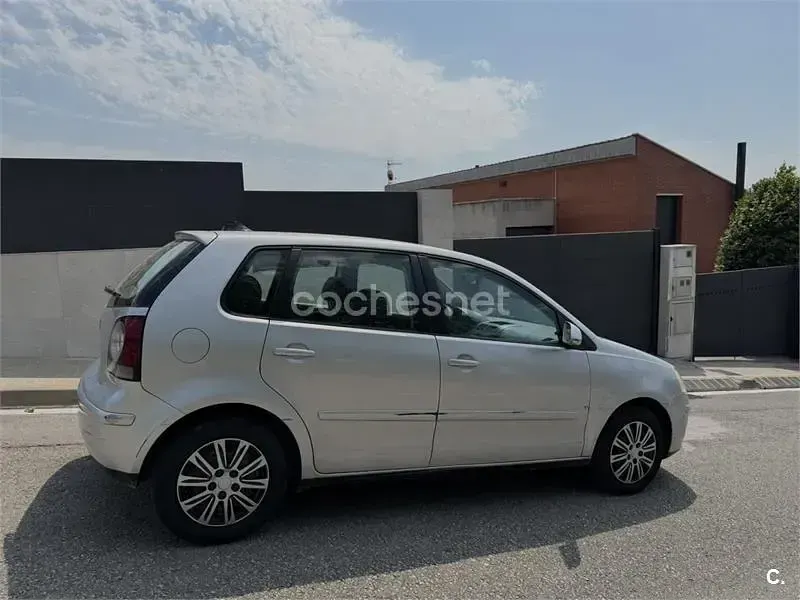 Usado VW Polo Match 65 CV (47 kW) 2005 Gris / plata Utilitario