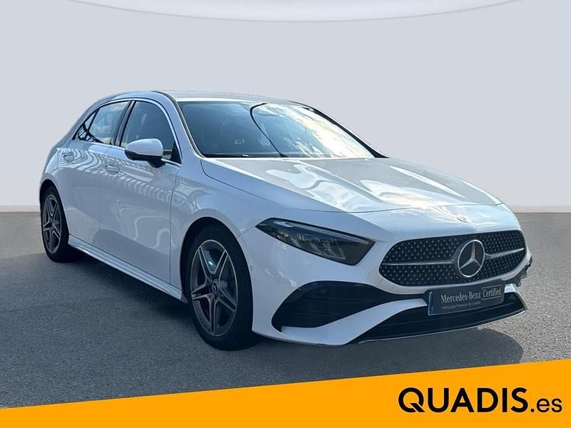 Usado Mercedes A180 AMG line 116 CV (85 kW) 2024 Blanco Berlina
