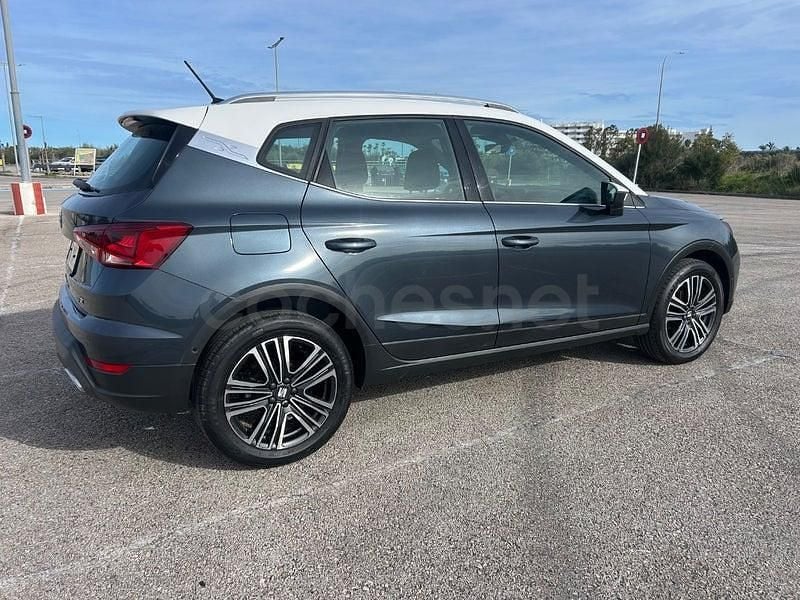 Usado Seat Arona FR 110 CV (80 kW) 2024 Gris / plata SUV