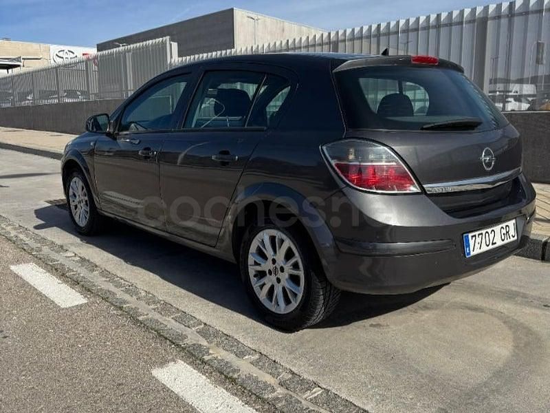 Usado Opel Astra Enjoy 90 CV (66 kW) 2008 Gris / plata Berlina