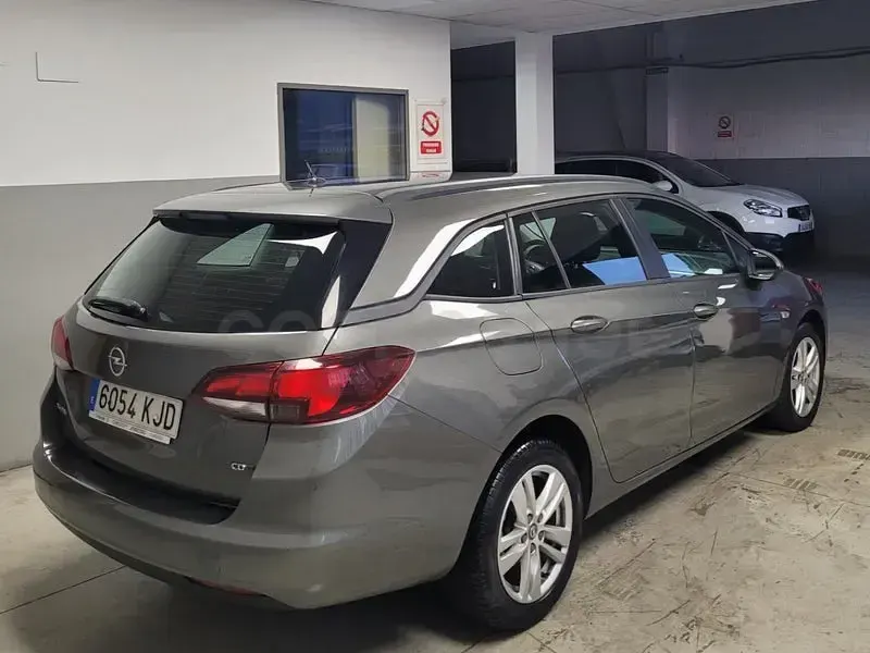 Usado Opel Astra Business 110 CV (80 kW) 2018 Gris / plata Familiar