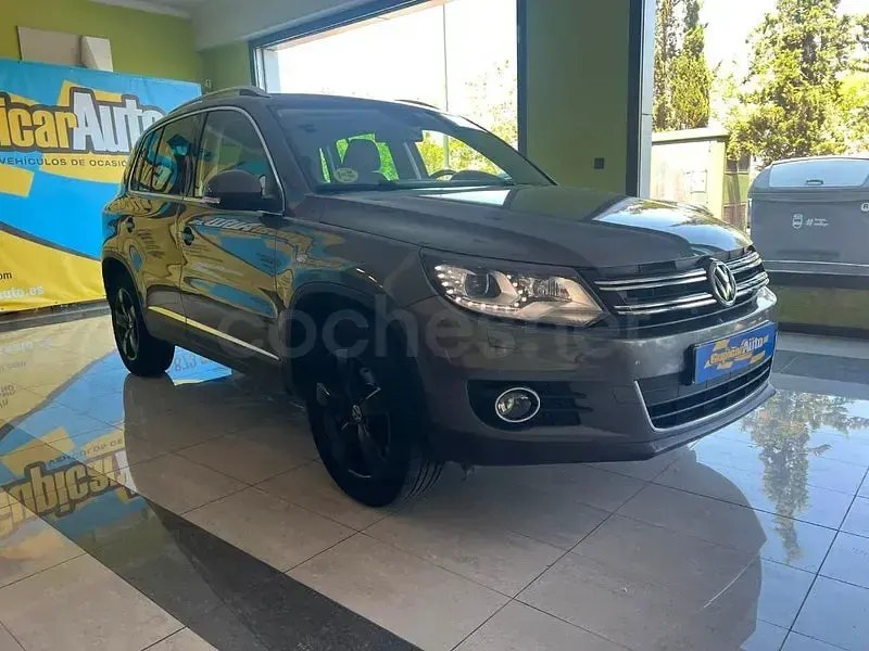 Usado VW Tiguan 140 CV (102 kW) 2015 Gris / plata SUV