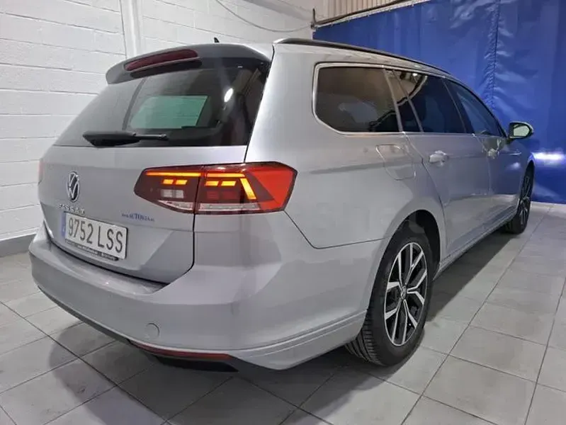 Usado VW Passat Executive 150 CV (110 kW) 2021 Gris / plata Familiar