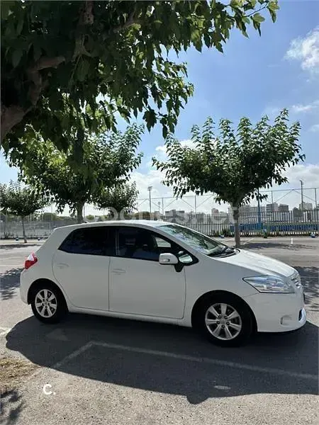 Usado Toyota Auris Active 90 CV (66 kW) 2012 Blanco Berlina