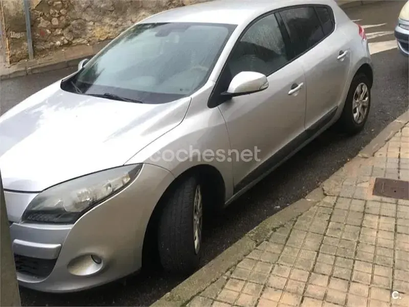 Usado Renault Mégane III Dynamique 130 CV (95 kW) 2012 Gris / plata Berlina