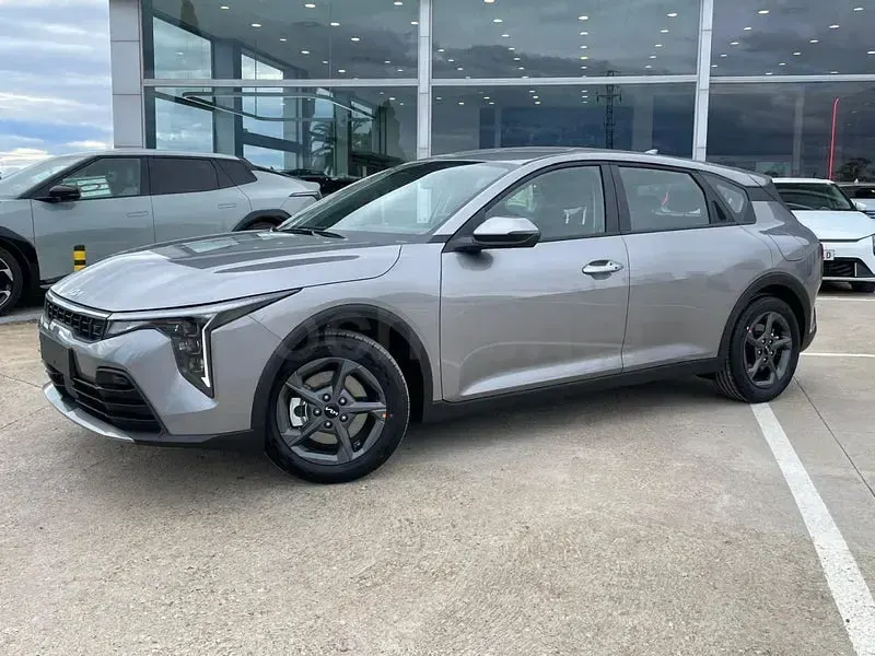 Nuevo Kia K4 150 CV (110 kW) 2026 Gris / plata Berlina