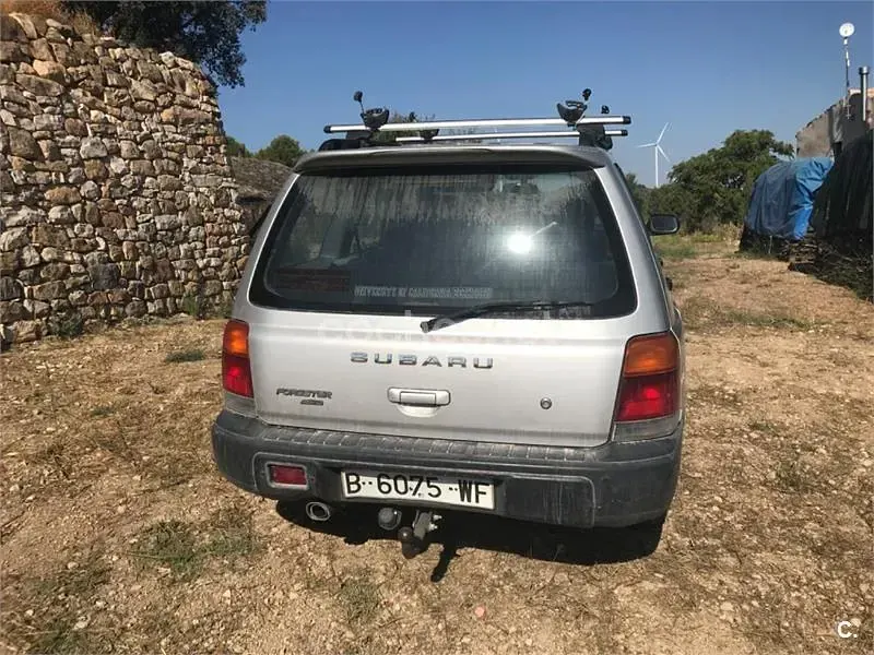 Usado Subaru Forester 125 CV (91 kW) 1999 Gris / plata SUV