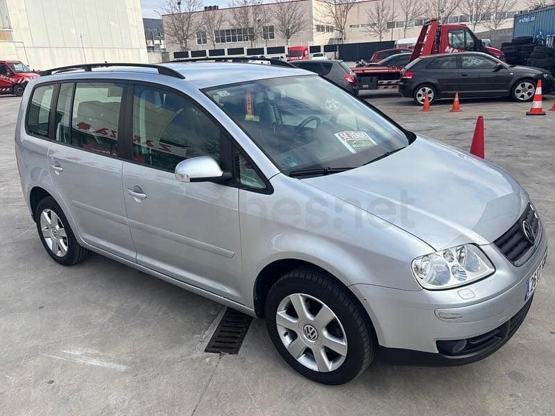 Usado VW Touran 115 CV (84 kW) 2006 Gris / plata Monovolumen
