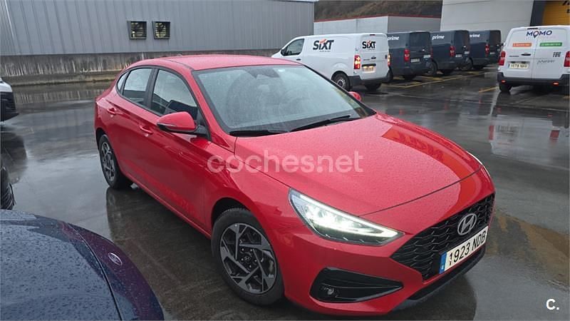 Usado Hyundai i30 120 CV (88 kW) 2025 Rojo Berlina