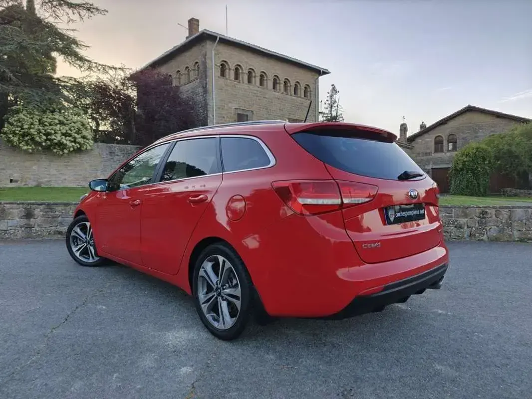 Usado Kia Ceed Sportswagon GT-Line 136 CV (100 kW) 2016 Rojo Familiar