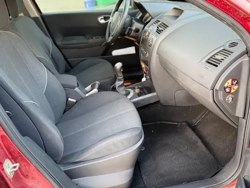 Usado Renault Mégane Dynamique 115 CV (84 kW) 2004 Granate Berlina