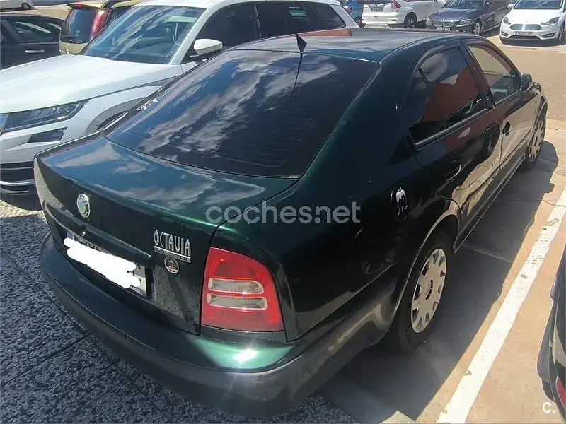 Usado Skoda Octavia Ambiente 90 CV (66 kW) 2002 Verde Berlina