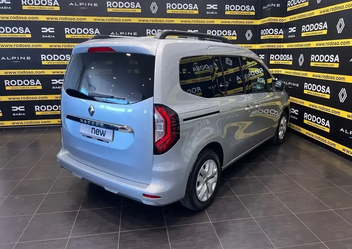 Usado Renault Kangoo Zen 95 CV (69 kW) 2022 Gris Monovolumen