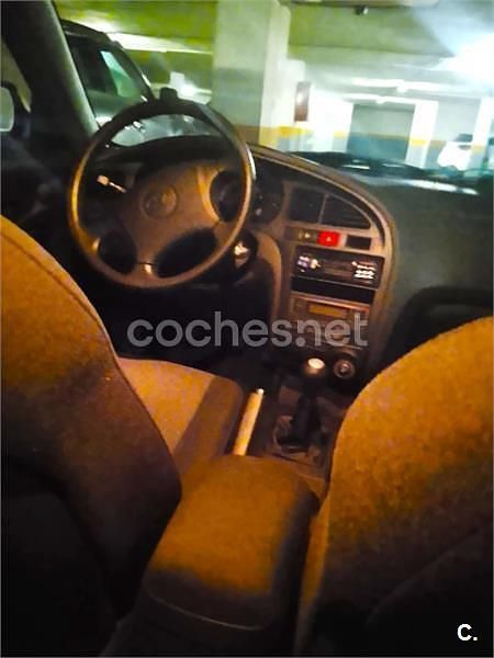 Usado Hyundai Elantra GLS 107 CV (78 kW) 2002 Gris / plata Berlina