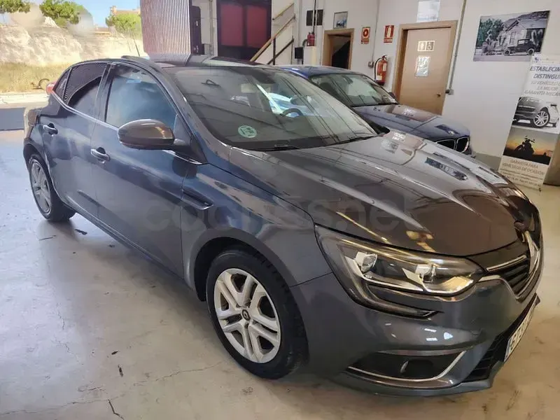 Usado Renault Mégane III Business 90 CV (66 kW) 2016 Gris / plata Berlina