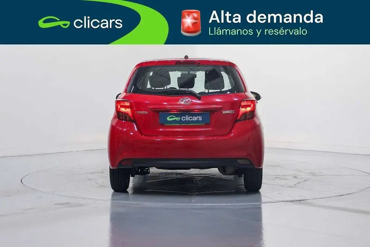 Usado Toyota Yaris Active 69 CV (50 kW) 2016 Rojo Utilitario