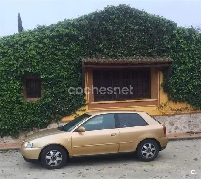 Usado Audi A3 Attraction 110 CV (80 kW) 1998 Beige Utilitario