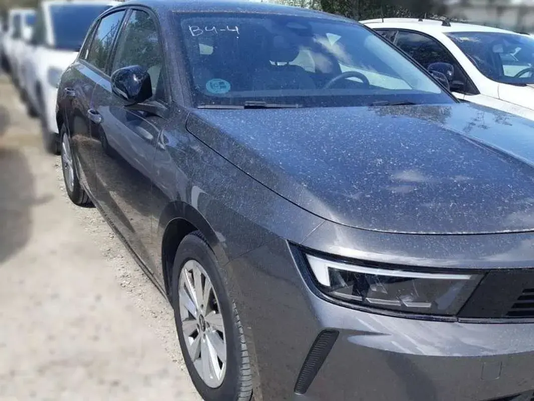 Usado Opel Astra Edition 131 CV (96 kW) 2023 Gris Utilitario