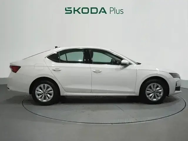 Nuevo Skoda Octavia Selection 116 CV (85 kW) 2026 Blanco Berlina